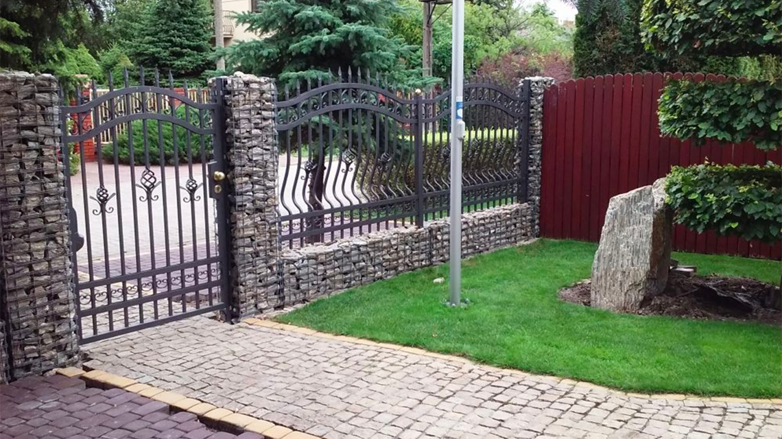 Gabion Vision en piliers de 400 x 1690 mm permettant l'installation de la porte d'entrée de la résidence. www.gabion-design.com - <p>Utilisation de Gabion Vision en piliers de 400 x 1690 mm permettant l’installation de la porte d’entrée de la résidence.<br class='autobr' />
Modules Gabion Vision de hauteur 350 mm Longueur 2000 mm comme support pour clôture en fer forgé. Une très belle association du minéral et du métal.</p>