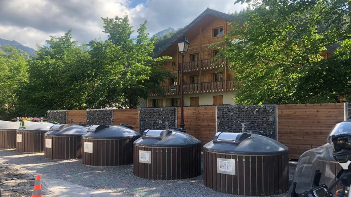 Gabion Vision Mairie Abondance (74) - <p>Gabion Vision alternés avec panneaux bois. Abris poubelles gabions. Architecture, maille Prozinal</p>