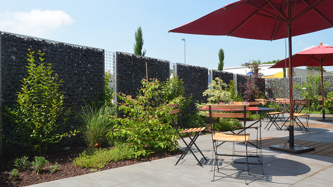 Aménagement terrasse restaurant le Country (dpt 28) Gabion Vision www.gabion-design.com - <p>Aménagement de la terrasse du restaurant avec Gabion Vision. Modules de 2000 x 2000 mm, alternés avec des grilles de clôtures 400 x 2000 mm.</p>