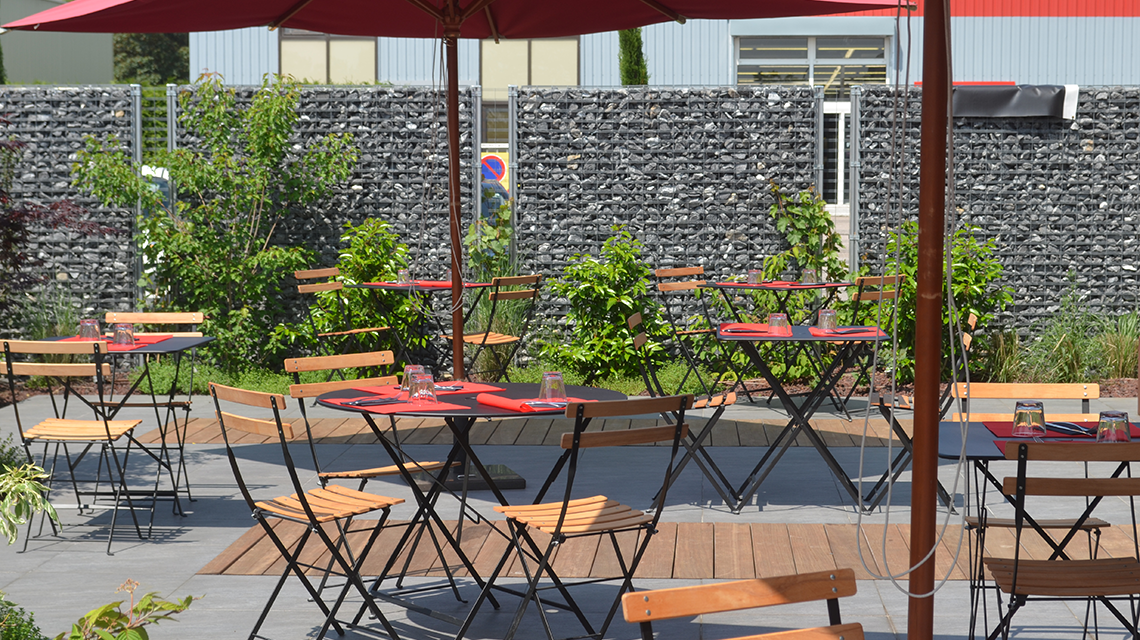 Aménagement terrasse restaurant le Country (dpt 28) Gabion Vision www.gabion-design.com - <p>Aménagement de la terrasse du restaurant avec Gabion Vision. Modules de 2000 x 2000 mm, alternés avec des grilles de clôtures 400 x 2000 mm.</p>