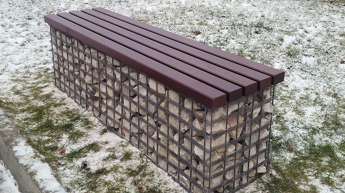 Urban-Line - <p>Une gamme de Gabion dédiée aux environnements urbains et péri urbains. Angles arrondis, design et sécurité. Assises bois sur mesure ou couvercles de fermeture en maille cintrée.</p>