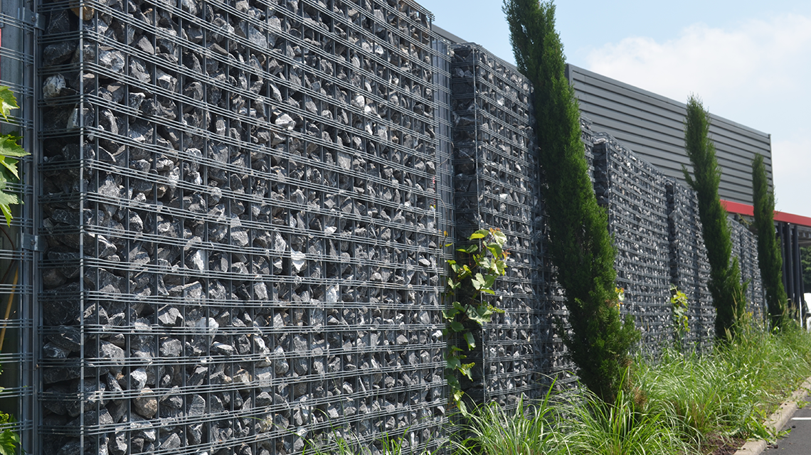 Aménagement terrasse restaurant le Country (dpt 28) Gabion Vision www.gabion-design.com - <p>Aménagement de la terrasse du restaurant avec Gabion Vision. Modules de 2000 x 2000 mm, alternés avec des grilles de clôtures 400 x 2000 mm.</p>